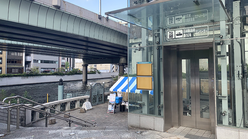 日本橋船着場たもとの滝の広場